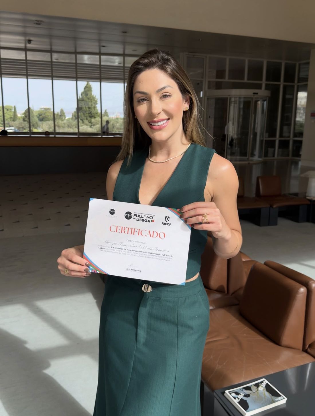 Dra. Monique com certificado em Lisboa