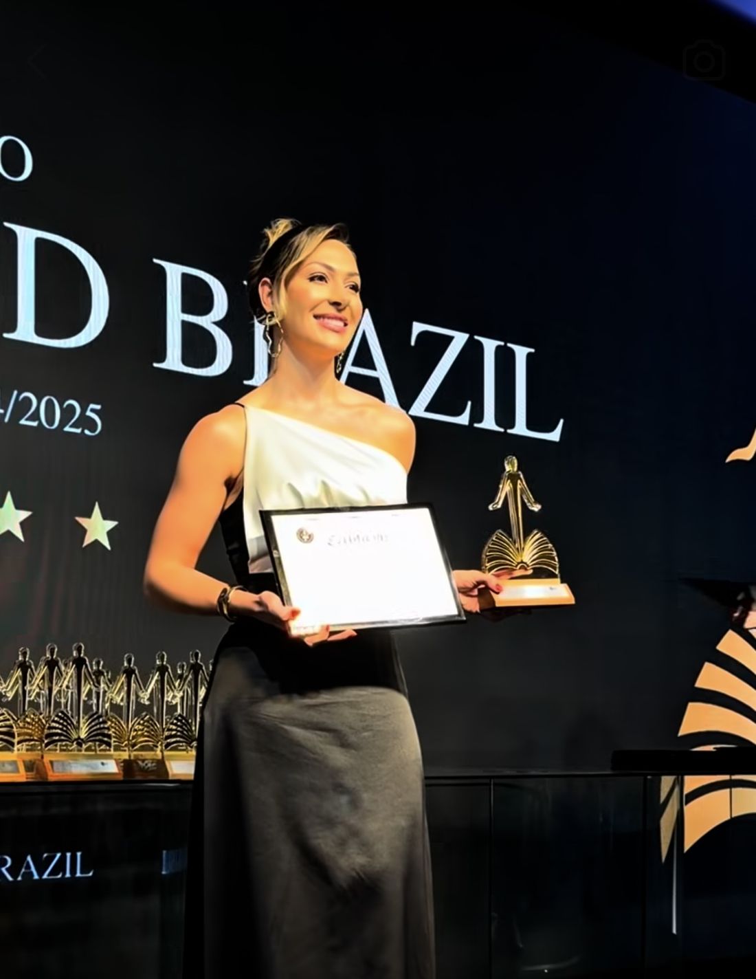 Dra. Monique recebendo o prêmio
