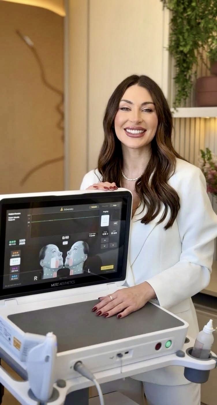 Dra. Monique com o equipamento Ultherapy